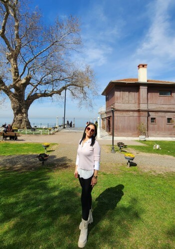 Yalova Yürüyen Köşk’ün önünde poz veren ziyaretçi ve arka planda Atatürk’ün koruduğu tarihi çınar ağacı.